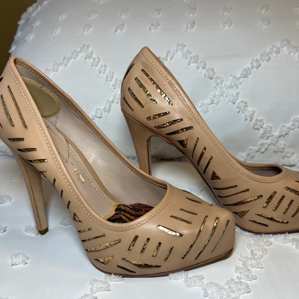 Y2K BCBGeneration Prague Nude Blush Laser Cut Cage Gold Stilettos SIZE 7.5 - Picture 7 of 11